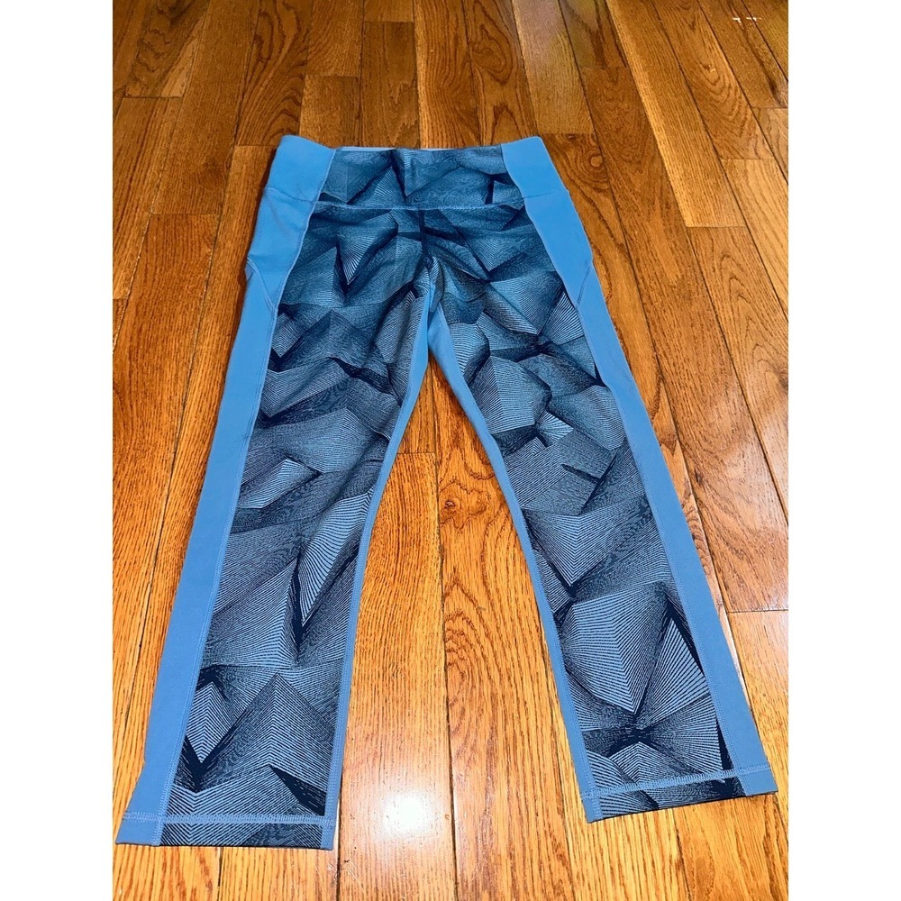 NWOT Women's Under Armour heatgear crop length fitted leggings‎ compression sz M